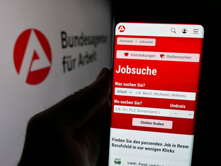 Das Bild zeigt das Logo der Bundesagentur für Arbeit. Die Zahl der Arbeitslosen steigt.