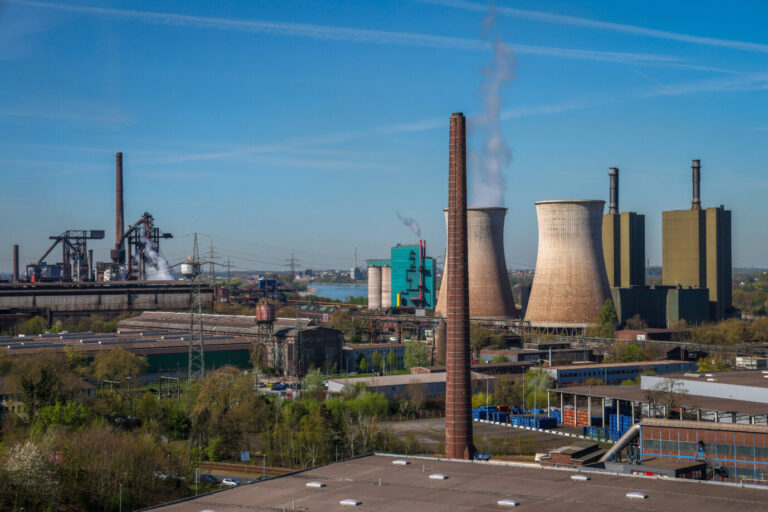 Unter einem blauen Himmel steht ein Industriegebiet – es handelt sich um das Gaskraftwerk Duisburg-Huckingen in NRW