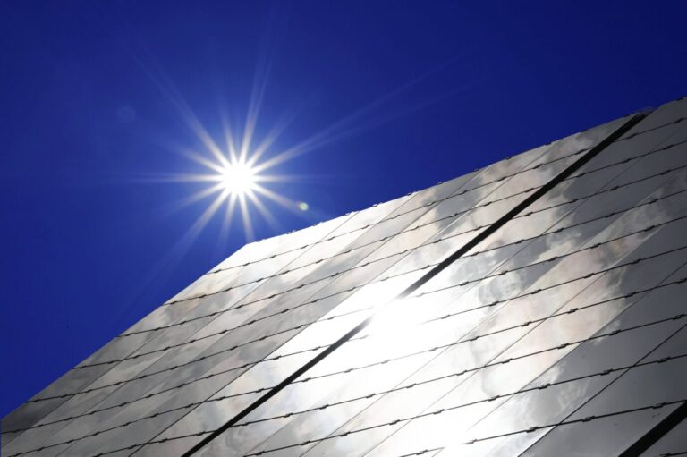 Das Bild zeigt eine Photovoltaik-Anlage im Sommer. Deutschland betreibt keine vernünftige Strompolitik.