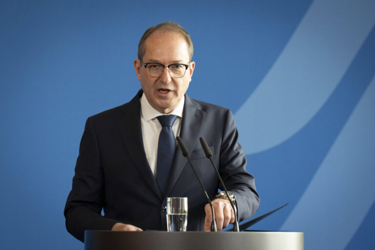 Das Bild zeigt Bundesinnenminister Alexander Dobrindt von der CSU. Ein aktueller Vorschlag von ihm empört die trans-Szene.