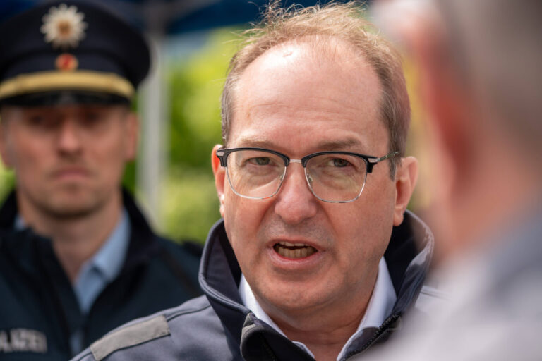 Will die Migration nach Deutschland drastisch eindämmen: Bundesinnenminister Alexander Dobrindt (CSU). Foto: IMAGO / Bihlmayerfotografie