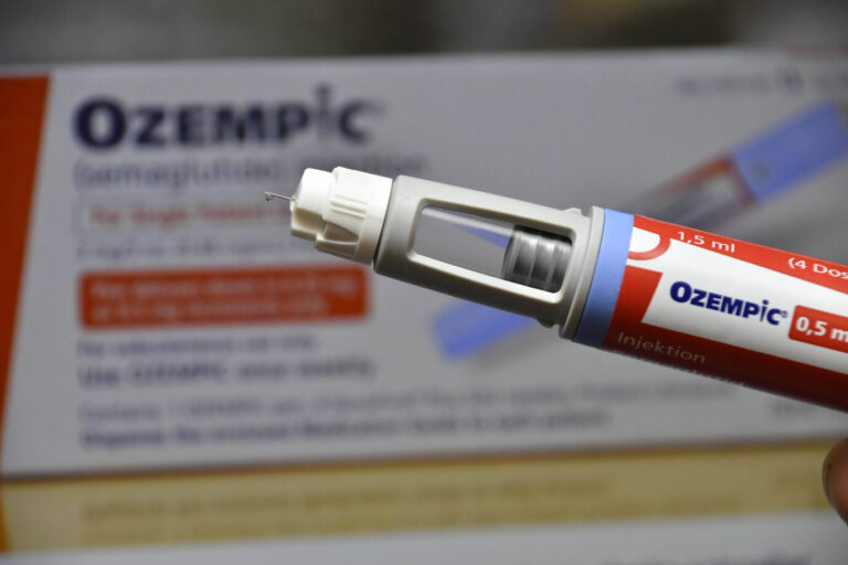 Ozempic Spritze mit Inketion Nadel 1,5 ml,4 Dosen a 05ml mit Logo in der Hand einen Patienten-Ozempic ist ein sehr wirksames Medikament für Menschen mit schwer einstellbarem Diabetes Typ 2 haben und an Uebergewicht leiden. Hamburg Deutschland *** Ozempic syringe with injection needle 1,5 ml,4 doses a 05ml with logo in the hand of a patient Ozempic is a very effective drug for people with difficult to control diabetes type 2 and suffering from obesity Hamburg Germany