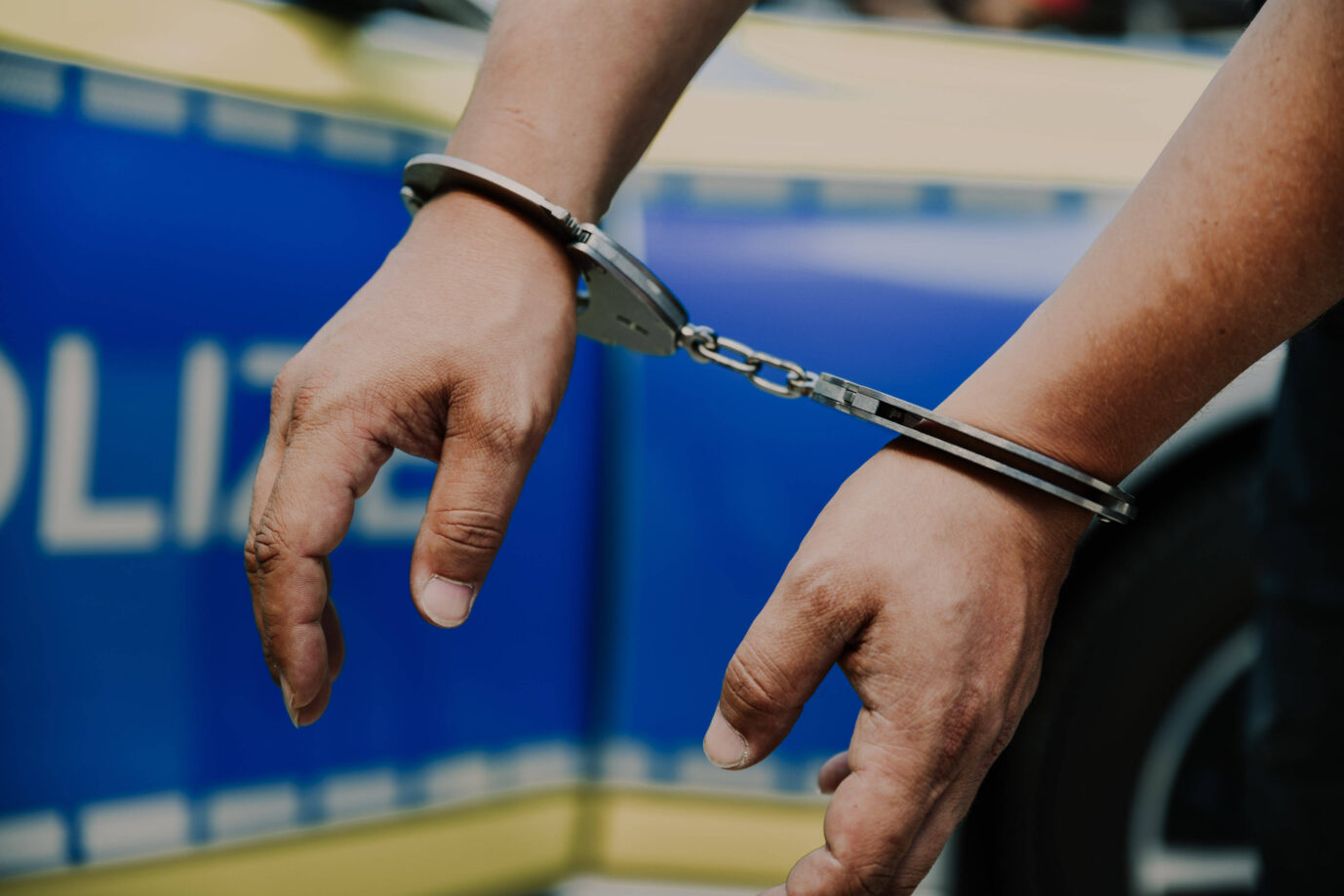Täter in Handschellen. Die Stadthallen-Schläger von Troisdorf sind 18jährige Ausländer.