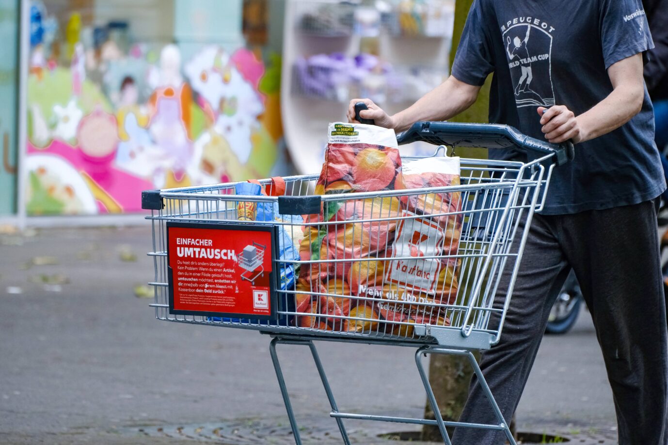 Düsseldorf 28.05.2025 Wocheneinkauf Inflation Preissteigerungen voller Warenkorb Lebensmittelpreise Supermarkt Discounter Einkaufskorb Einkaufen Bürgergeld Grundeinkommen Einkaufswagen Grundversorgung Kaufland Lebenshaltungskosten Lebensmittel Lebensmittelpreise Supermarkteinkauf Düsseldorf Nordrhein-Westfalen Deutschland. Ökonom Andreas Peichl warnt vor absurden Effekten im Sozialsystem. Wer mehr arbeitet, hat oft weniger. Daher müsse das gesamte Sozialsystem auf den Prüfstand. Was Peichl zu den Plänen von Kanzler Merz sagt.