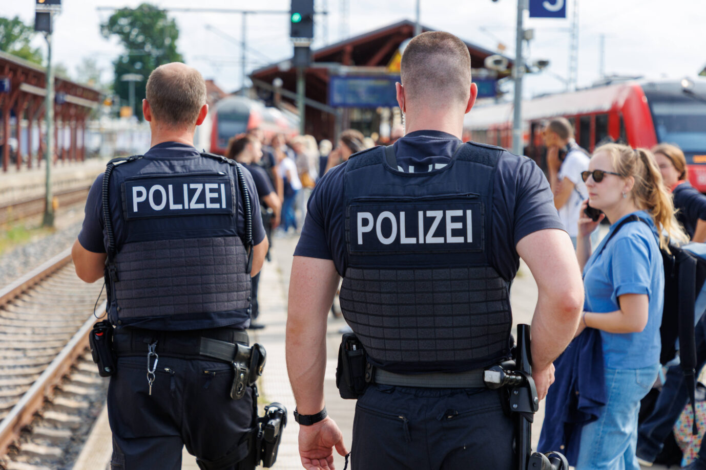 Auf dem Gleis eines Bahnhofs stehen Männer in Uniformen der Berliner Polizei – die in den vergangen Wochen viel mit Messerangriffen zu tun hatte