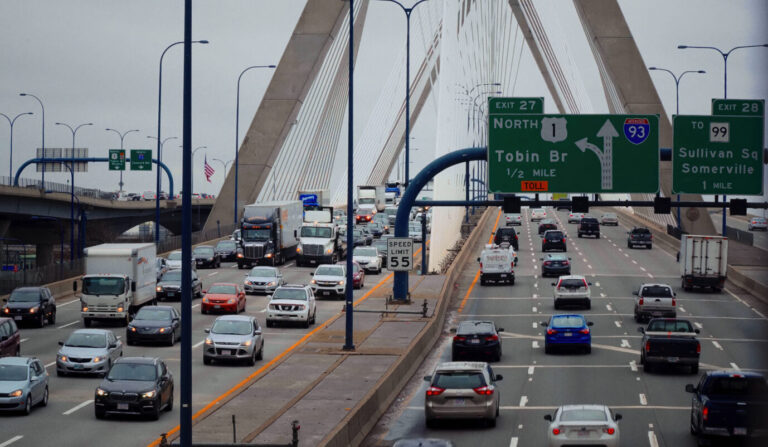 Das Bild zeigt einen Stau in den USA. Die dortige Umweltbehörde möchte CO2 nicht mehr als Schadstoff bewerten.