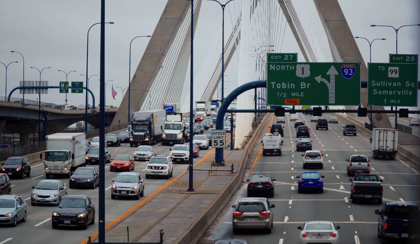 Das Bild zeigt einen Stau in den USA. Die dortige Umweltbehörde möchte CO2 nicht mehr als Schadstoff bewerten.
