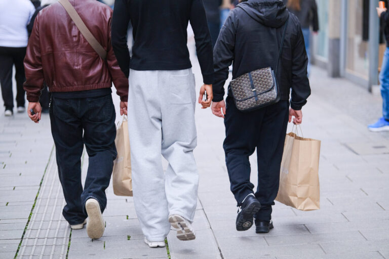 Jugendliche in der Düsseldorfer Innenstadt: Vornamen verraten wenig über das Bürgergeld. Foto: IMAGO / Michael Gstettenbauer