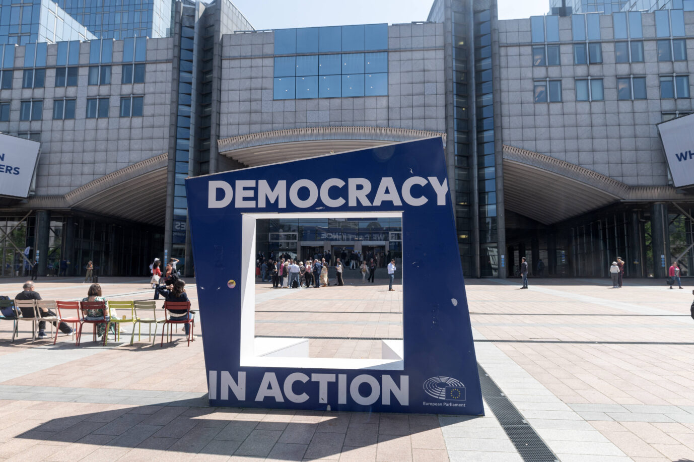 Vor dem Europäischen Parlament in Brüssel steht eine Stele, auf der "Demokratie in Aktion" steht – genau jener Demokratie vertrauen viele EU-Bürger aber nicht mehr.