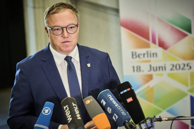 Ministerpräsidentenkonferenz - Mario Voigt EUR, Deutschland, Berlin, 18.06.2025: Mario Voigt CDU Ministerpräsident des Freistaates Thüringen . Die Regierungschefinnen und Regierungschefs der Länder treffen sich zur Ministerpräsidentenkonferenz. Im Mittelpunkt steht der Austausch und die Zusammenarbeit mit der neuen Bundesregierung. Themen sind die neuen Finanzierungsinstrumente für Bund und Länder, der notwendige wirtschaftliche Aufschwung sowie eine nationale Importstrategie für Wasserstoff, den Erhalt des Chemie-Standortes Deutschland und die Weiterentwicklung des Europäischen Chip Gesetzes. Er kritisiert AfD-Chefin Alice Weidel*** Minister Presidents Conference Mario Voigt EUR, Germany, Berlin, 18 06 2025 Mario Voigt CDU Minister President of the Free State o