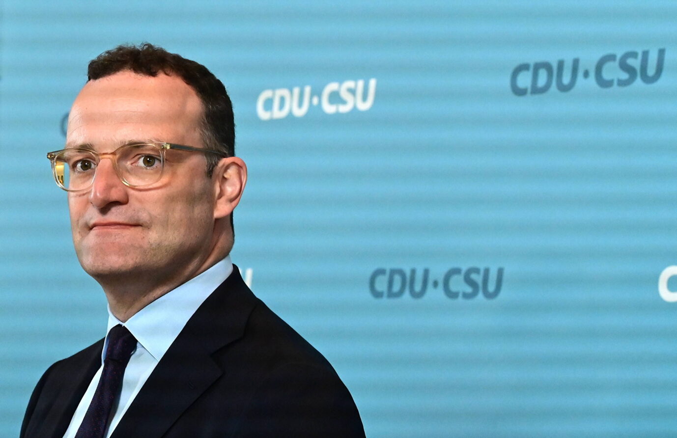 Rechts der Vorsitzende der CDU CSU-Fraktion, Jens Spahn (CDU), und sein Stellvertreter Alexander Hoffmann (CSU) beim wöchentlichen Pressestatement vor dem Fraktionssitzungssaal im Reichstag. Diesmal ging es unter anderem um das Gutachten zum Maskenkauf. Unionsfraktionschef Jens Spahn im Bundestag: Die SPD widerspricht seinen Versprechen zur Richterwahl. Foto: IMAGO / Klaus Martin Höfer