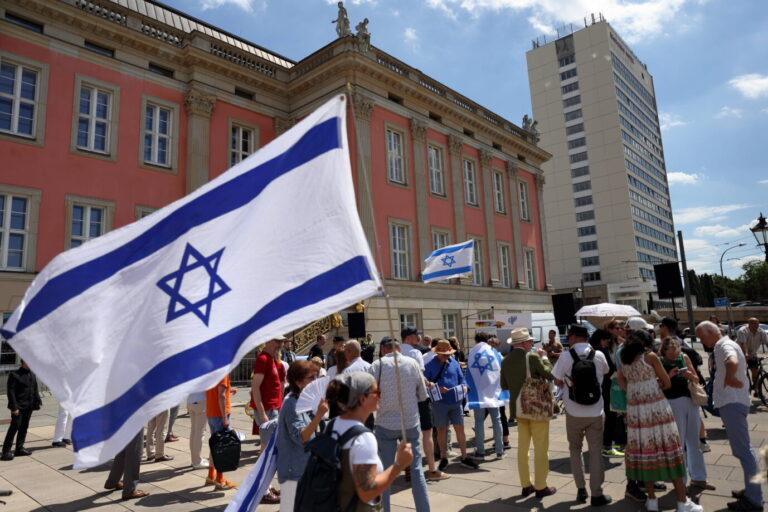 Fahne am Brandenburger Landtag: Für Leugner des Existenzrechts Israels soll es hier keine Einbürgerung mehr geben.