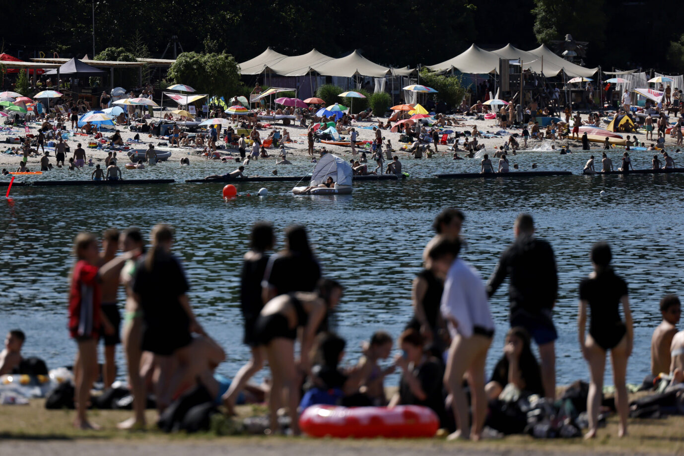 Frauen und junge Mädchen werden im Freibad immer mehr zu Freiwild: Zahlreiche Fälle von Mißbrauch schockieren nicht nur in Deutschland. Symbolbild: IMAGO / Panama Pictures
