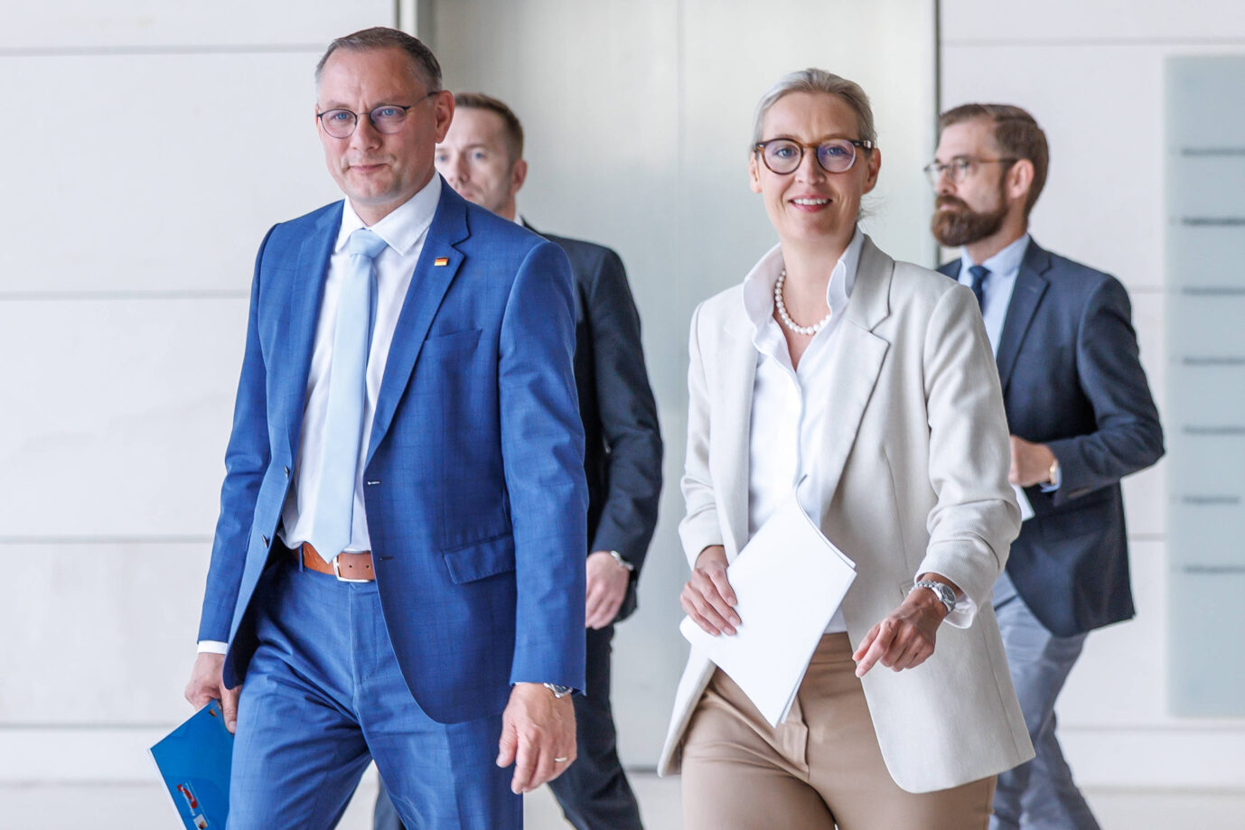 Die AfD-Vorsitzenden Tino Chrupalla und Alice Weidel glücklich im Bundestag: Eine Mehrheit ist gegen ein Parteiverbot. Foto: IMAGO / Andreas Gora
