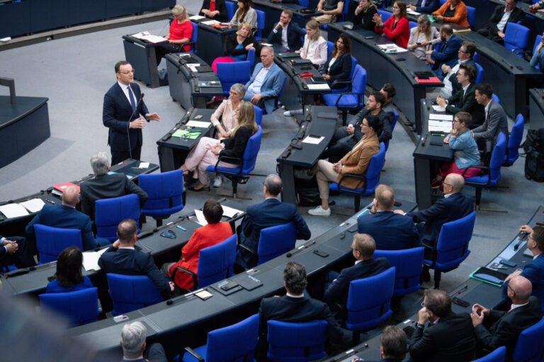 Jens Spahn spricht im Plenarsaal des Bundestages vor Abgeordneten. Er steht am Pult, während zahlreiche Parlamentarier ihm zuhören. Die Aufnahme zeigt die Szene aus erhöhter Perspektive in Richtung Regierungsbank. Der Bundestag setzt eine Enquete-Kommission zur Corona-Aufarbeitung ein. Ein Untersuchungsausschuß findet keine Mehrheit. Grüne und Linkspartei fordern Aufklärung – stimmen aber gegen den Antrag der AfD. Jens Spahn im Bundestag: Redet sich frei, während ein Untersuchungsausschuß zur Maskenaffäre scheitert. Foto: IMAGO / Political-Moments