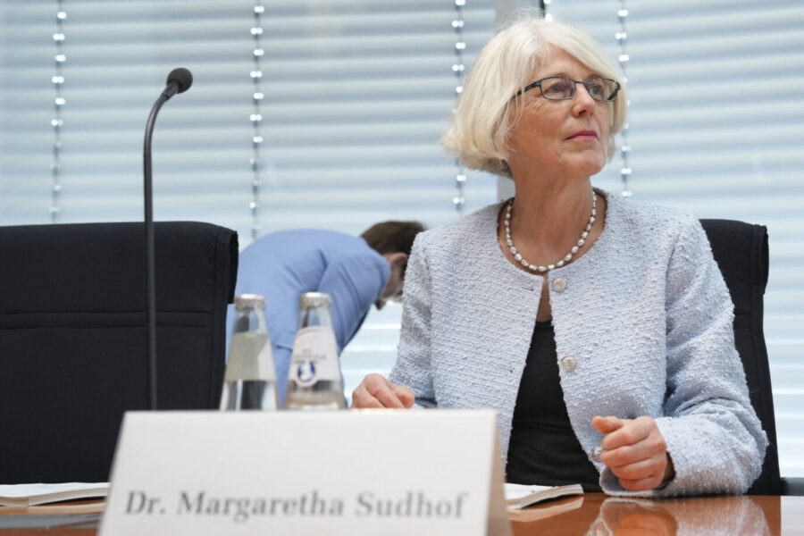 Dr. Margaretha Sudhof sitzt während der 4. Sondersitzung des Gesundheitsausschusses zur Maskenbeschaffung im Bundestag. Ihr interner Bericht zur Corona-Pandemie kritisiert das Vorgehen des Gesundheitsministeriums, ohne Jens Spahn als damaligen Minister anzuhören. Sozialdemokratin Dr. Margaretha Sudhof bei der Sondersitzung des Gesundheitsausschusses zur Maskenbeschaffung. Foto: IMAGO / Political-Moments