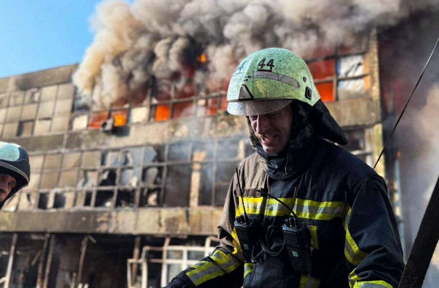 Feuerwehrmänner in der Hauptstadt der Ukraine, Kiew, versuchen nach einem russischen Angriff einen Brand zu löschen: Kein Ausweg? Foto:IMAGO / UPI Photo