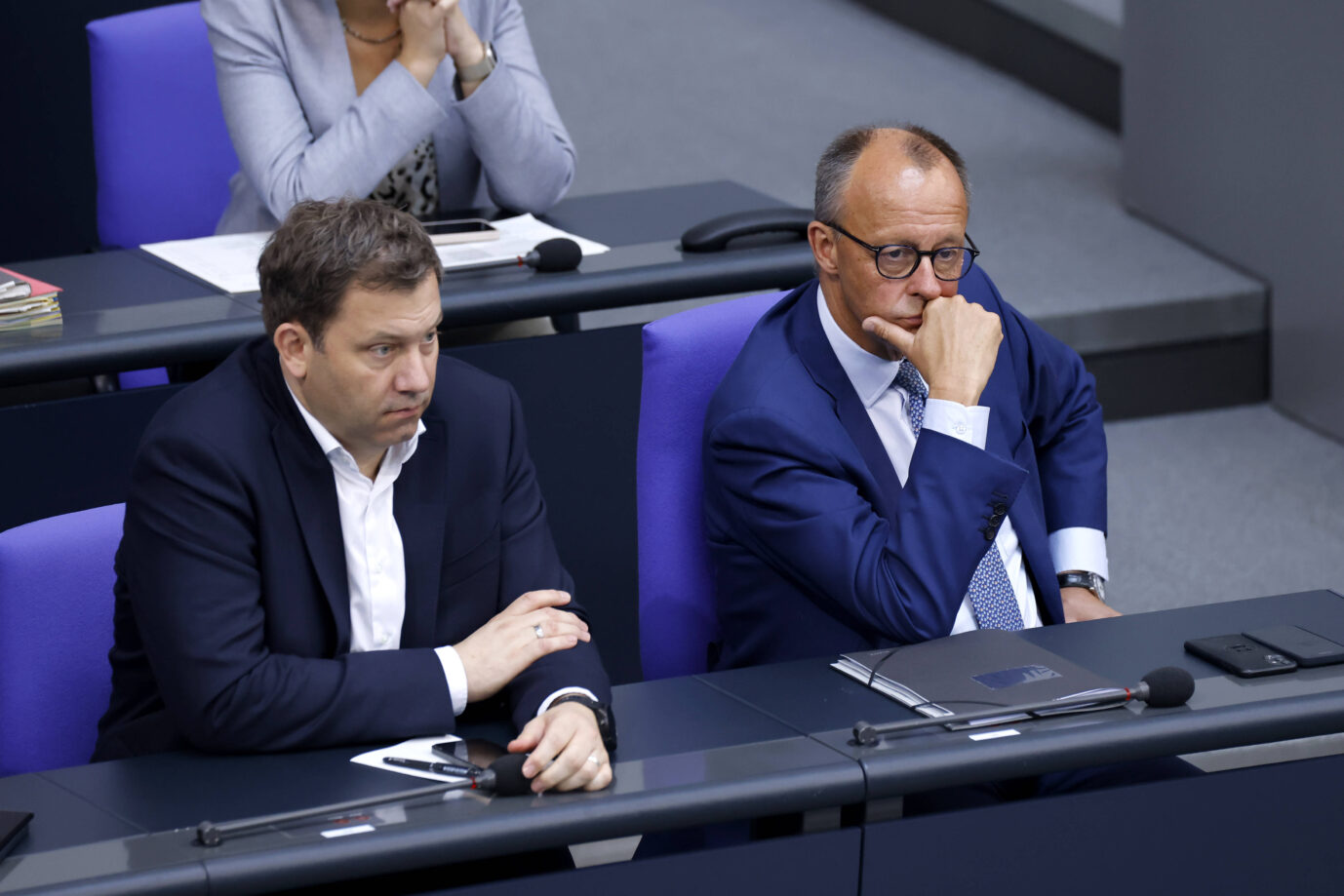 Bundesfinanzminister Lars Klingbeil SPD und Bundeskanzler Friedrich Merz CDU in der 19. Sitzung des 21. Deutschen Bundestages im Reichstagsgebäude. Der Bundesregierung fehlt sehr viel Geld. Berlin, 11.07.2025 Berlin Hauptstadt Deutschland *** Federal Minister of Finance Lars Klingbeil SPD and Federal Chancellor Friedrich Merz CDU at the 19 session of the 21 German Bundestag in the Reichstag building Berlin, 11 07 2025 Berlin Capital Germany Copyright: xChristophxHardtx