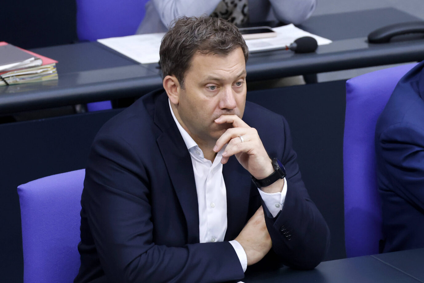 Bundesfinanzminister Lars Klingbeil (SPD) sitzt im Parlament und stützt seinen Kopf mit besorgtem Gesichtsausdruck auf seine Hände – er wird bis 2029 mit einem massiven Haushaltsloch zu kämpfen haben.