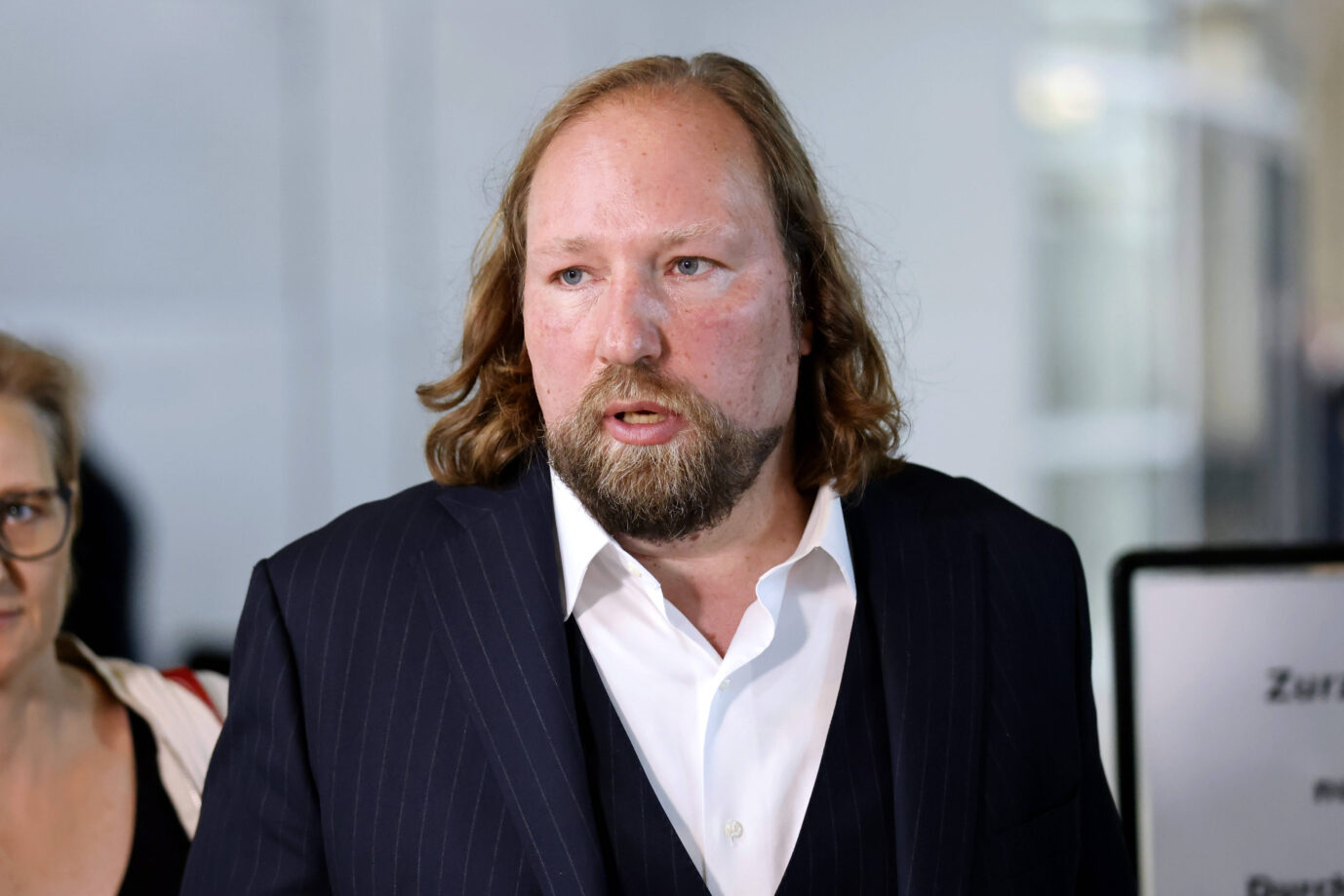 Grünen-Bundestagsabgeordneter Anton Hofreiter: „Islamistische Terroristen sind mit das Gefährlichste, was es für unsere Demokratie gibt.“ Unter anderem damit kritisierte er den heute erfolgten Abschiebeflug nach Afghanistan mit 81 Straftätern. (Themenbild)