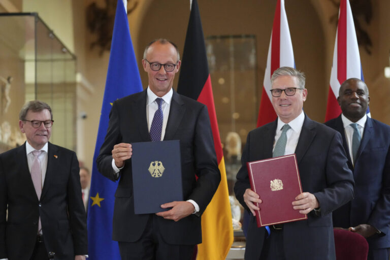 Bundeskanzler Friedrich Merz (CDU) und der britische Premierminister Keir Starmer mit dem Freundschaftsvertrag in ihren Händen. (Themenbild)