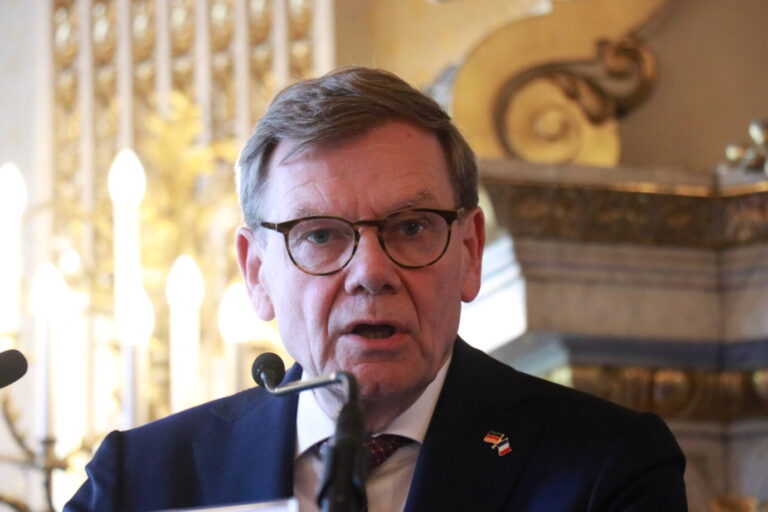 Außenminister Johann Wadephul (CDU) trägt ein schwarzes Jackett und spricht in ein Mikrofon – vielleicht verkündet er gerade, daß Deutschland langfristig doch Palästina anerkennen will