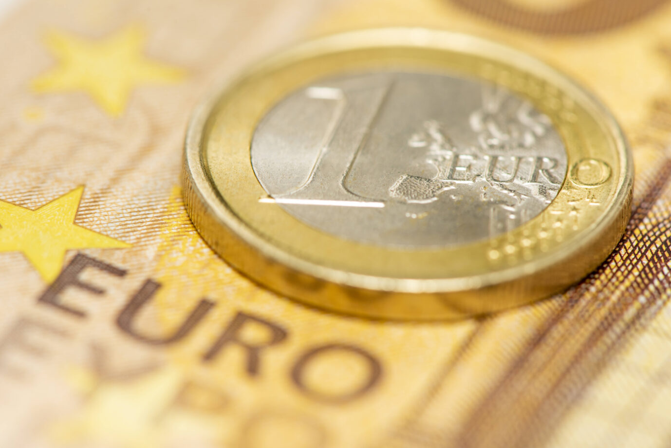 Millionen Deutsche arbeiten Vollzeit und verdienen weniger als 3.500 Euro brutto. Eine Auswertung der Bundesregierung zeigt: Für viele reicht das weder zum Leben noch fürs Alter. Die Eurowährung: Neun Millionen Beschäftigte verdienen unter 3.500 brutto im Monat. Foto: IMAGO / Wolfilser