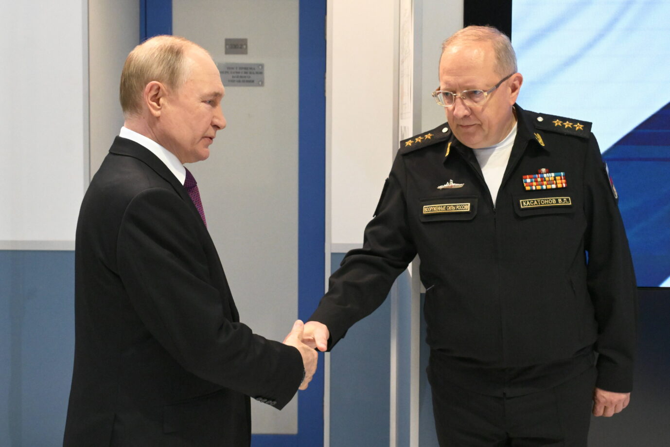 Rußlands Präsident Wladimir Putin (l.) und Wladimir Kasatonow, Chef des Hauptstabes der russischen Marine, geben sich im Admiralitätsgebäude, dem Hauptquartier der russischen Seestreitkräfte, während einer Arbeitsreise nach Sankt Petersburg am Tag der russischen Marine die Hand. Foto: IMAGO / ZUMA Press