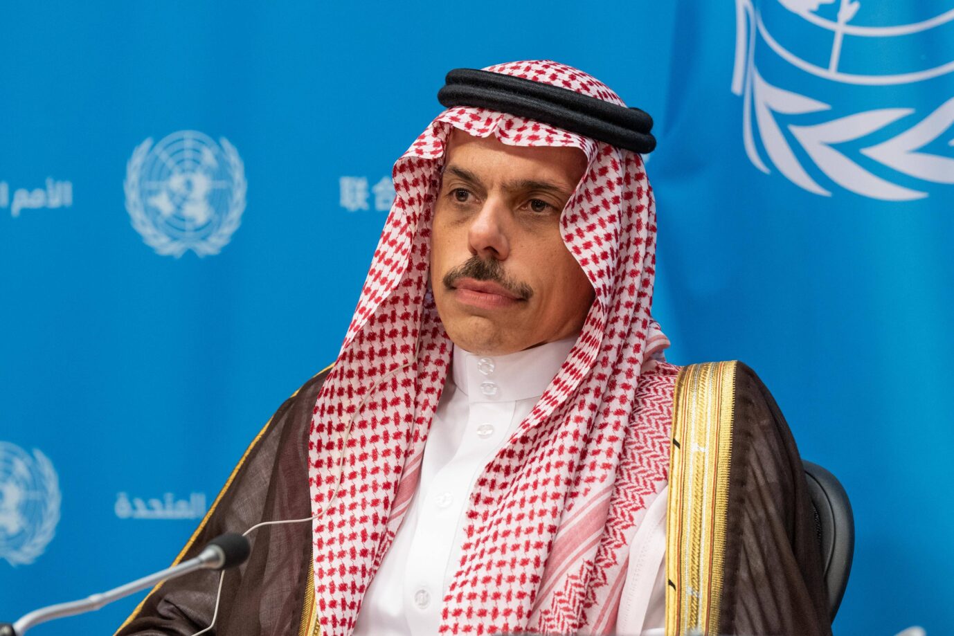 Vor dem blauen Hintergrund der UN sitzt der Außenminister Saudi-Arabiens, Prinz Faisal – vielleicht fordert er gerade eine Ende der Hamas-Herrschaft im Gazastreifen