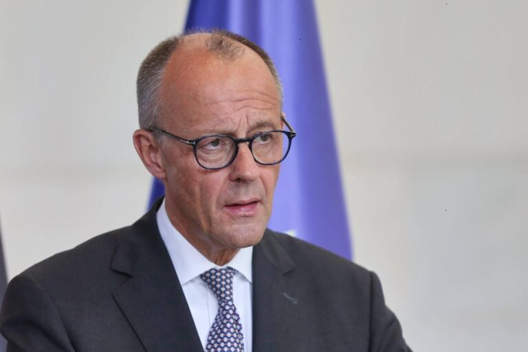 Bundeskanzler Friedrich Merz (CDU) schaut verloren an der Kamera vorbei und scheint auf seinem Wangeninneren zu kauen