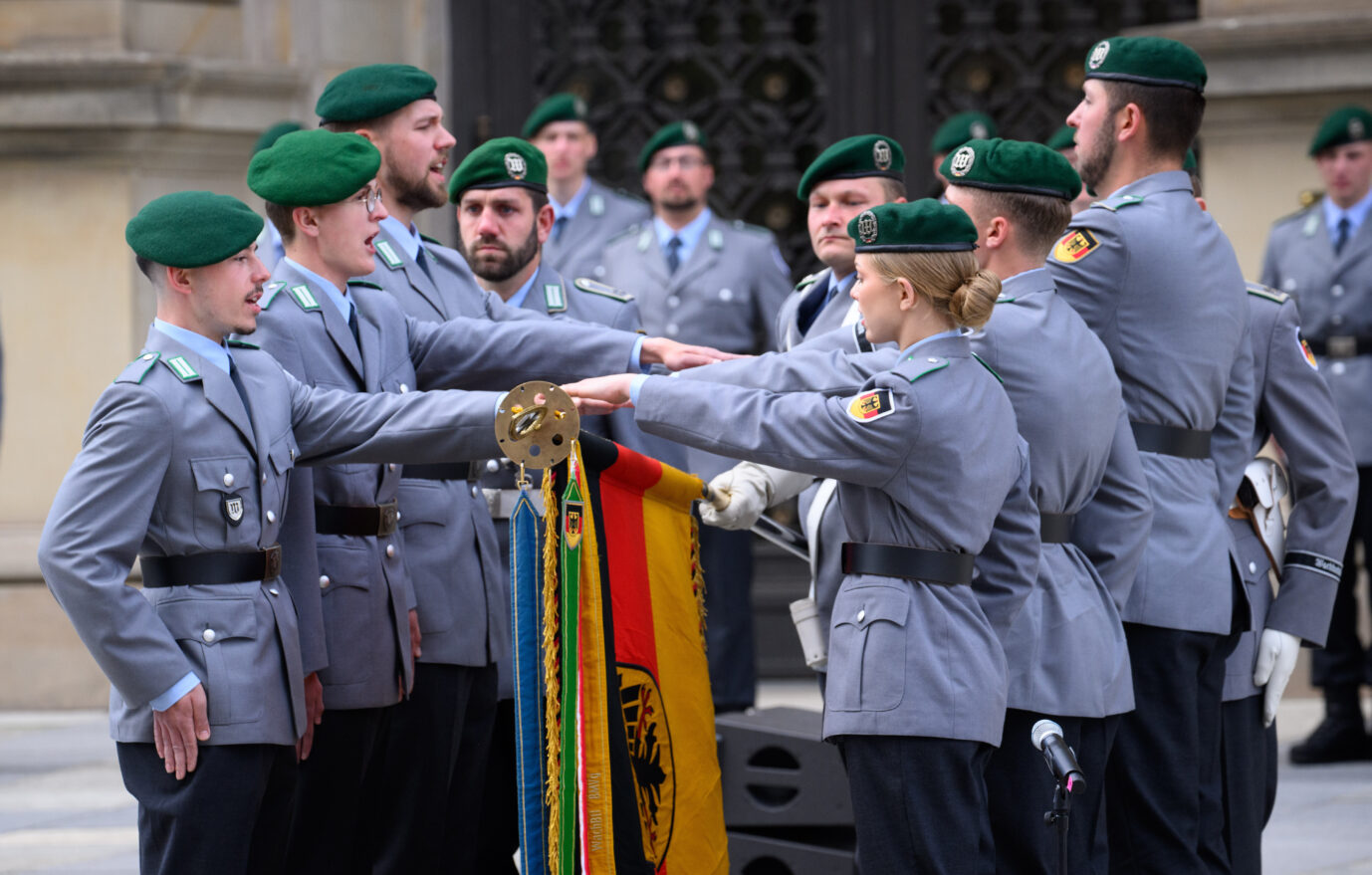 Ein Gelöbnis Berliner Soldaten: Mit dem neuen Wehrdienst will Bundesverteidigungsminister Boris Pistorius (SPD) mehr junge Leute dafür gewinnen. (Themenbild)