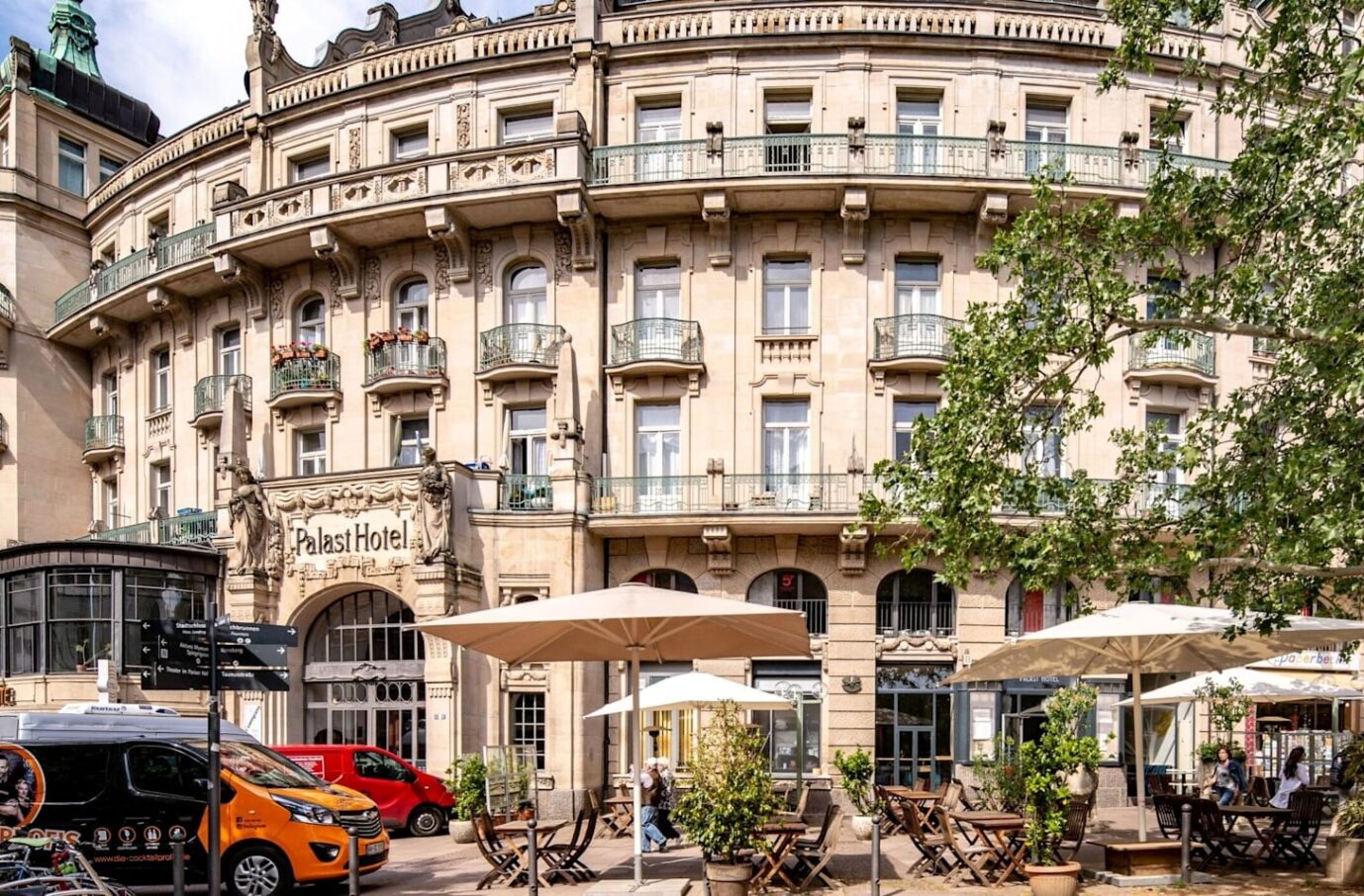 Das „Palasthotel“ gegenüber der Hessischen Staatskanzlei ist immer noch ein Blickfang in Wiesbaden.