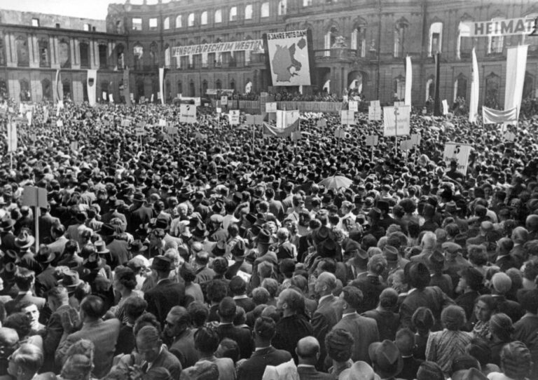 Rund 100.000 Heimatvertriebene aus dem westdeutschen Bundesgebiet protestierten am 05.08.1950 auf einer Kundgebung vor dem Stuttgarter neuen Schloss gegen Jalta und Potsdam wie auch gegen die Anerkennung der Oder-Neisse-Linie durch die "Charta der Heimatvertriebenen Deutschen" zum ersten Mal vor der breiten Öffentlichkeit verkündet. Ein Dokument wird verabschiedet.