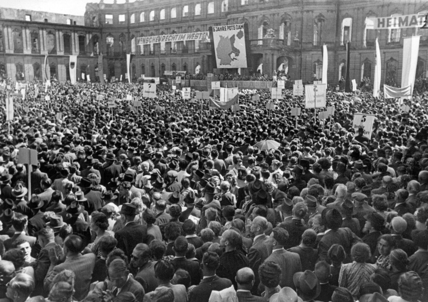 Rund 100.000 Heimatvertriebene aus dem westdeutschen Bundesgebiet protestierten am 05.08.1950 auf einer Kundgebung vor dem Stuttgarter neuen Schloss gegen Jalta und Potsdam wie auch gegen die Anerkennung der Oder-Neisse-Linie durch die "Charta der Heimatvertriebenen Deutschen" zum ersten Mal vor der breiten Öffentlichkeit verkündet. Ein Dokument wird verabschiedet.