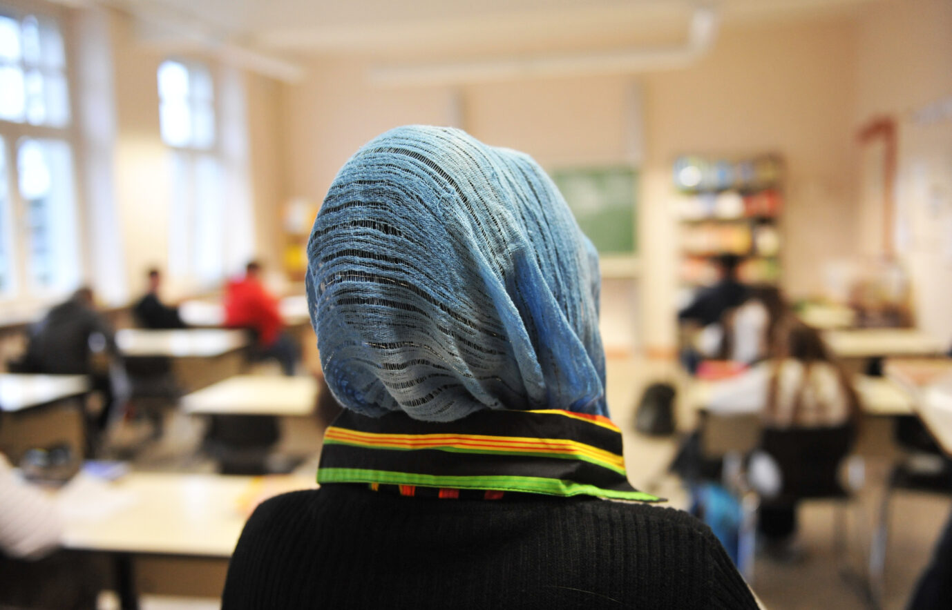 Das Foto einer moslemischen Schülerin mit Kopftuch soll die Forderung nach Gebetsräumen symbolisieren.
