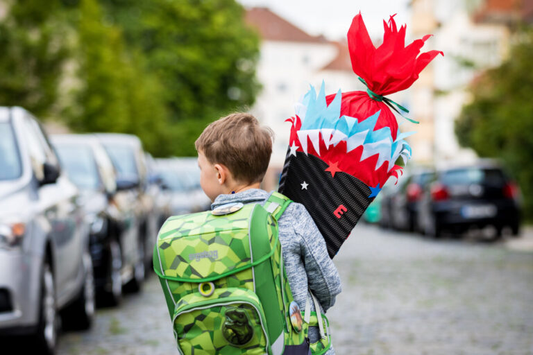 Ein Schulanfänger mit Schultüte