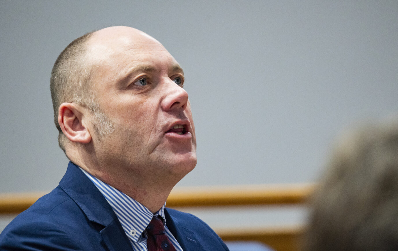 Ludwigshafen streicht den AfD-Kandidaten Joachim Paul von der OB-Wahl. Die Begründung wirkt konstruiert. Der Fall erinnert an ein Parteiverbot durch die Hintertür – und könnte zum Präzedenzfall im Umgang mit der Opposition werden. Joachim Paul (AfD), stellvertretender Fraktionsvorsitzender seiner Partei im Landtag von Rheinland-Pfalz, nimmt an einer Landtagssitzung teil. Das Parlament hatte ihn am 11. Dezember 2019 mit den Stimmen von SPD, CDU, FDP und Grünen aus dem Kuratorium der Landeszentrale für politische Bildung abgewählt. Joachim Paul (AfD) während einer Landtagssitzung in Rheinland-Pfalz: Der Wahlausschuß in Ludwigshafen ließ ihn nicht zur Oberbürgermeisterwahl zu. Foto: picture alliance/dpa | Andreas Arnold