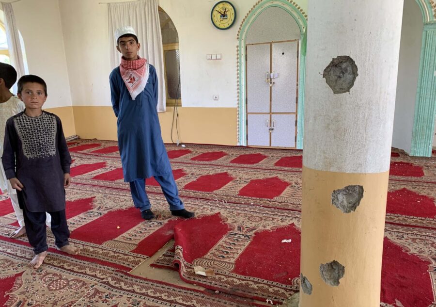 Afghanische Jungen in einer Moschee. Die Wurzel des Bösen.