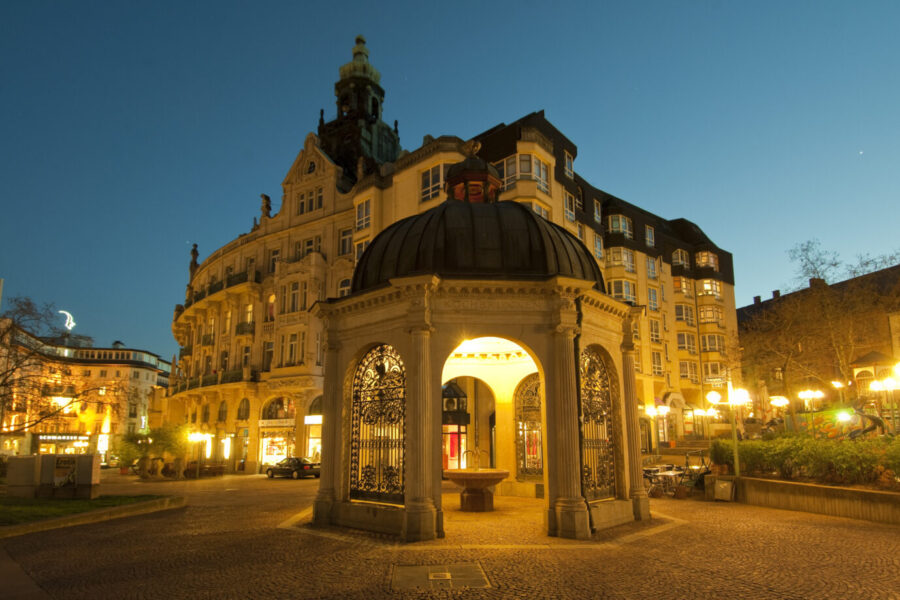 So sieht der Kranzplatz mit dem Palasthotel abends aus. 