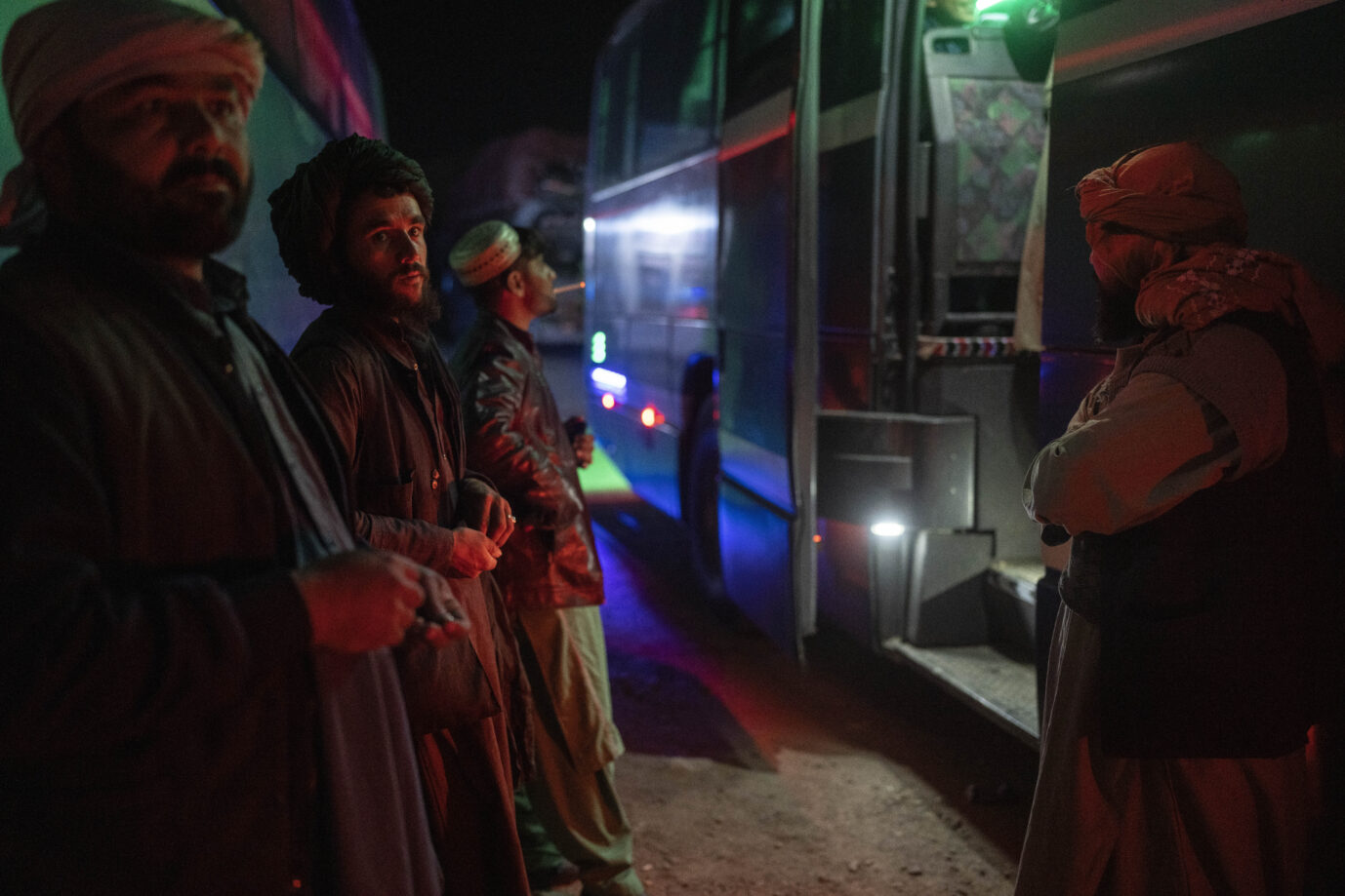 In der Krise gibt es für Afghanen im Iran keine Arbeit. Der Unmut der Bevölkerung wächst. Teheran reagiert mit Maßenabscheibungen. picture alliance / ASSOCIATED PRESS | Petros Giannakouris