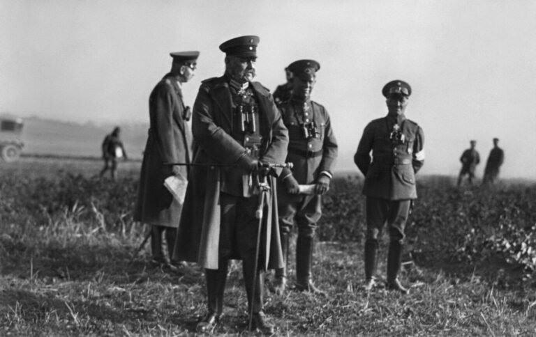 Der Generalfeldmarschall und spätere Reichspräsident Paul von Hindenburg (M.) hat ein langes historisches Nachleben entwickelt.