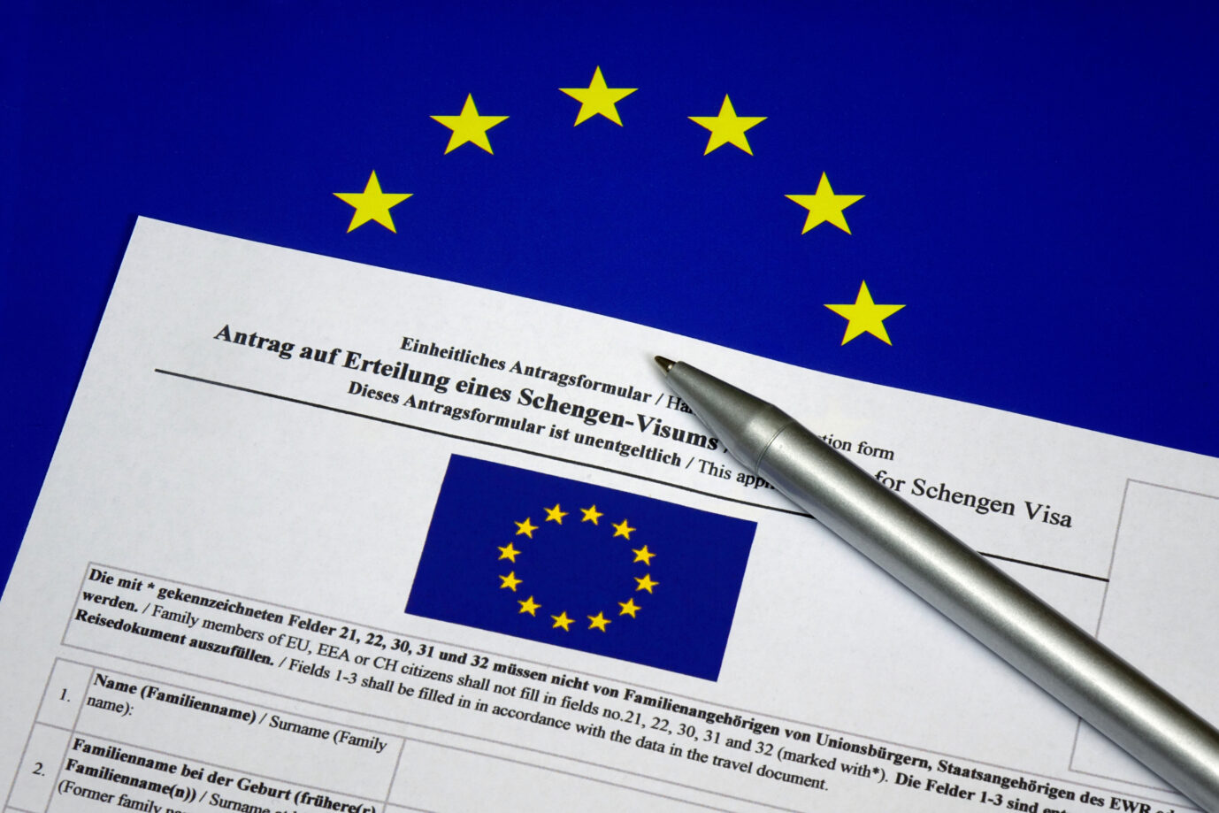 08.10.2022, Borkwalde, Brandenburg, Auf einem Antragsformular fuer ein Schengen Visum liegt ein Kugelschreiber. Deutschland erteilt viele Visa für Russen.