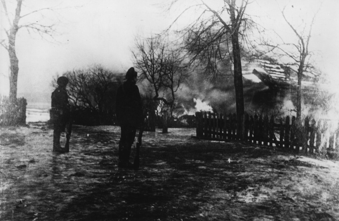 Rußlands Rache: Nach den Unruhen brannten im Baltikum 1905 Häuser der deutschen Oberschicht.