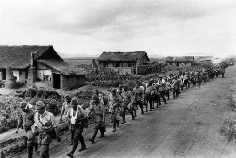 Japanische Soldaten marschieren durch die Mandschurei; bevor die Sowjets sie vertrieben.