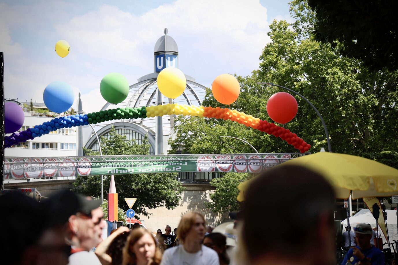 Stadtfest am Nollendorfplatz in Schöneberg: Mitten im Regenbogenkiez sind Zigeuner in einem Hotel untergebracht. Foto: IMAGO / Future Image