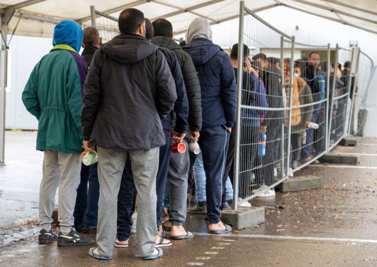 Migranten stehen Schlange