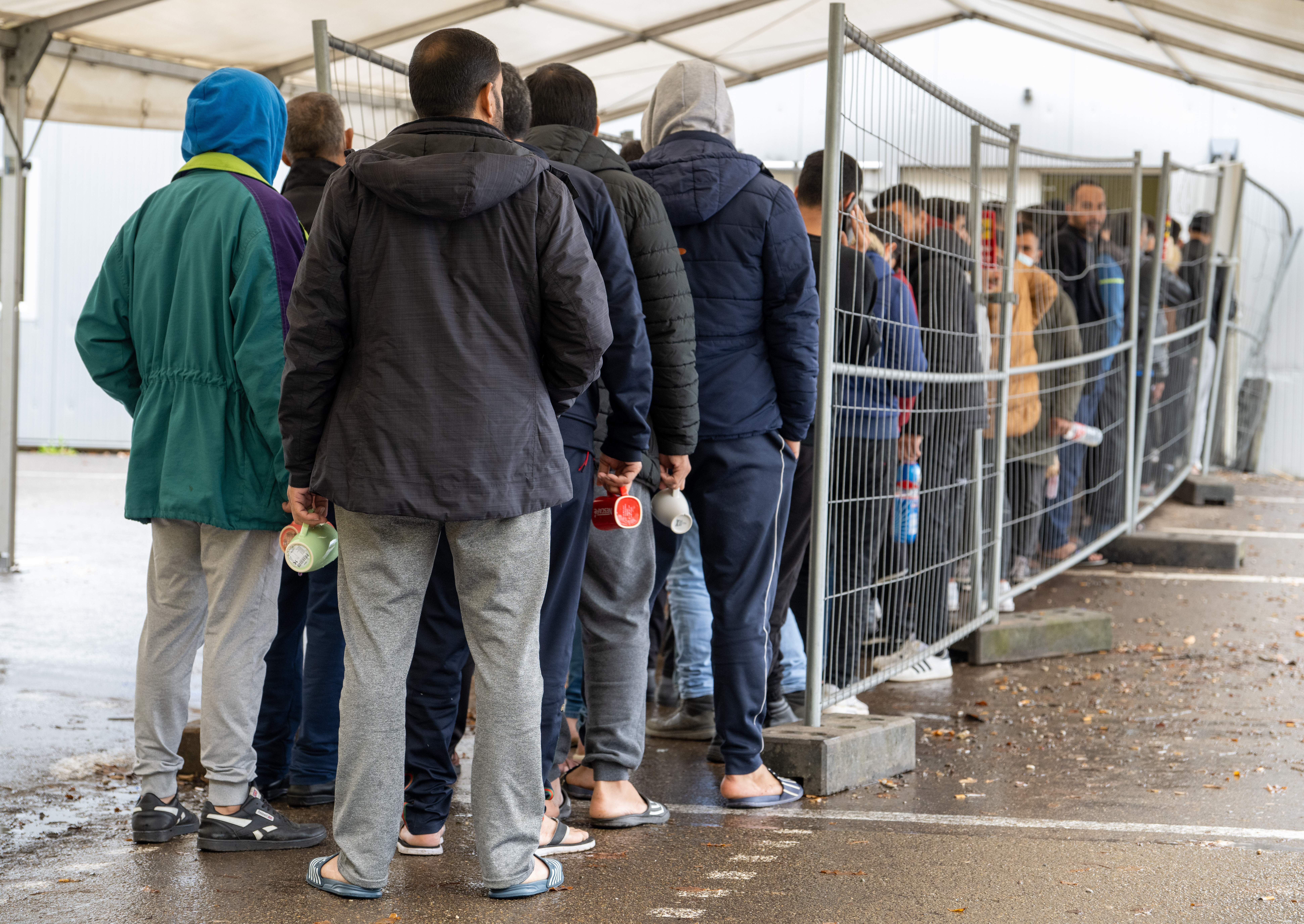 Migranten stehen Schlange