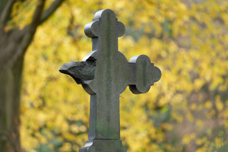 Beschädigtes Kreuz: Kirchenvandalismus wird schlimmer.
