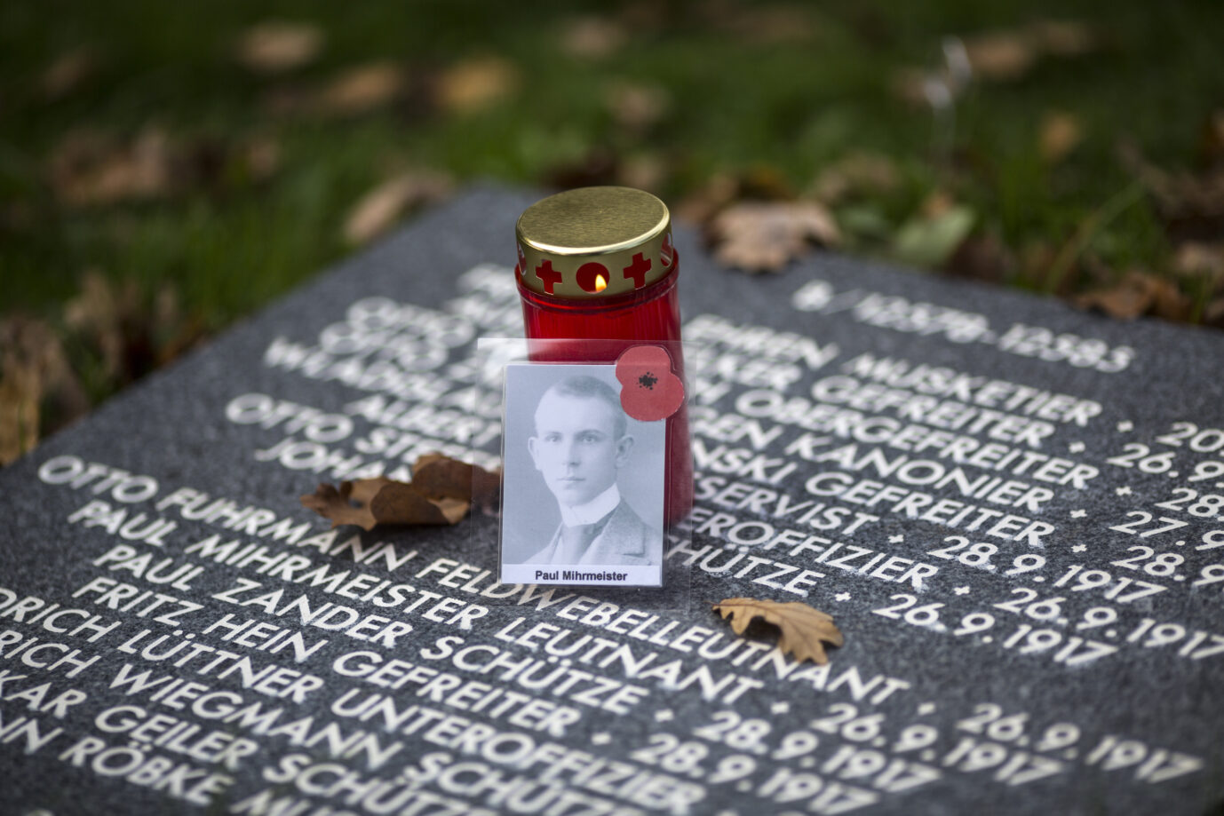 Gedenkstein von " Paul Mihrmeister " auf dem Soldatenfriedhof Langemark, Westflandern, Belgien. Kriegsgräberpflege ist teuer, die staatliche Förderung reicht nicht mehr aus.