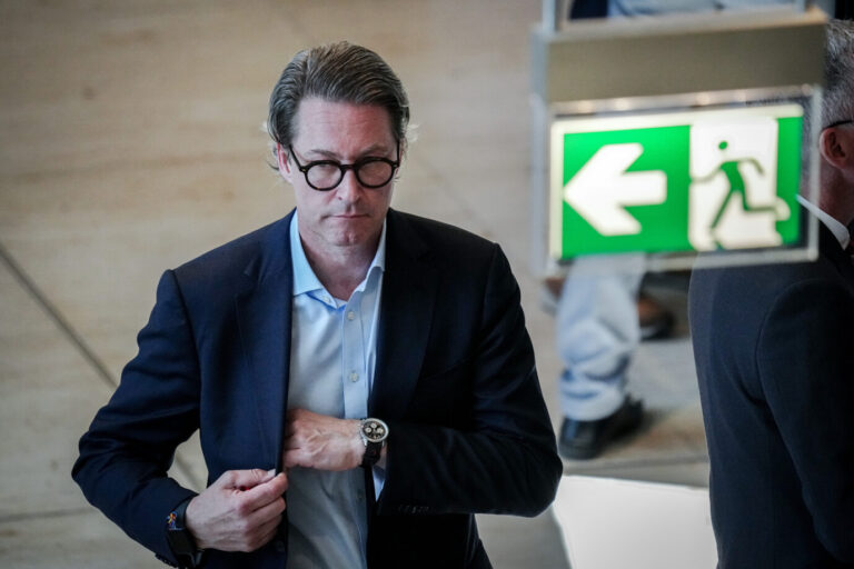 Andreas Scheuer, CSU-Bundestagsabgeordneter und ehemaliger Bundesverkehrsminister, kommt am Rande der Sitzung des Bundestags zur namentlichen Abstimmung.